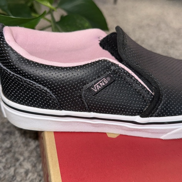 Vans - Picture 7 of 12